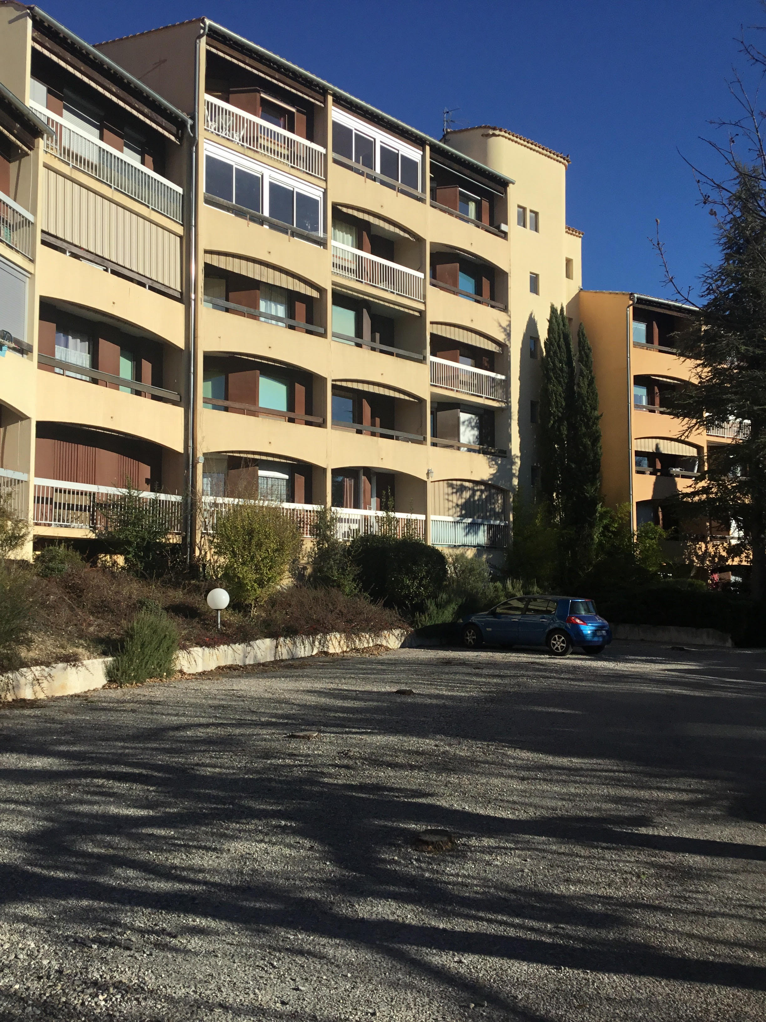 résidence les garrigues gréoux les bains